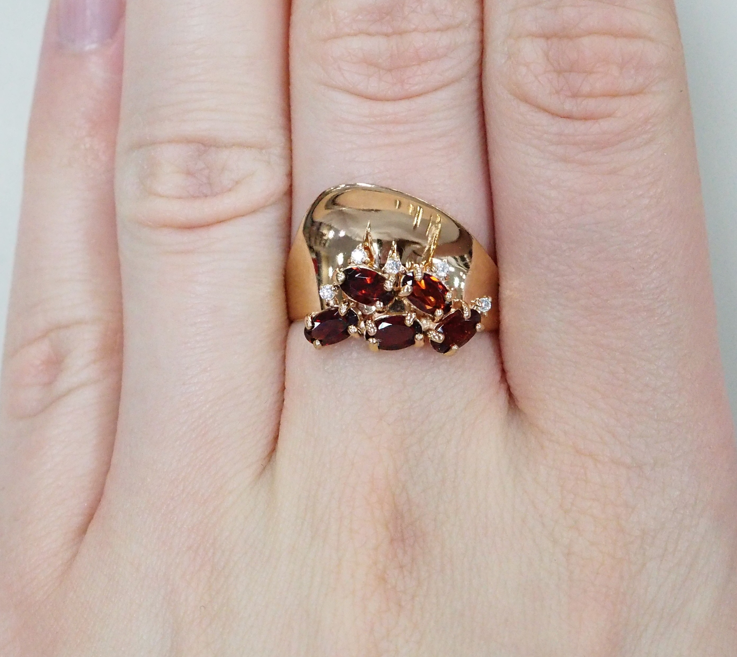 Серебряное кольцо 925 пробы; вставки 5 Гранат; 5 Куб. Цирконий бесцв.;